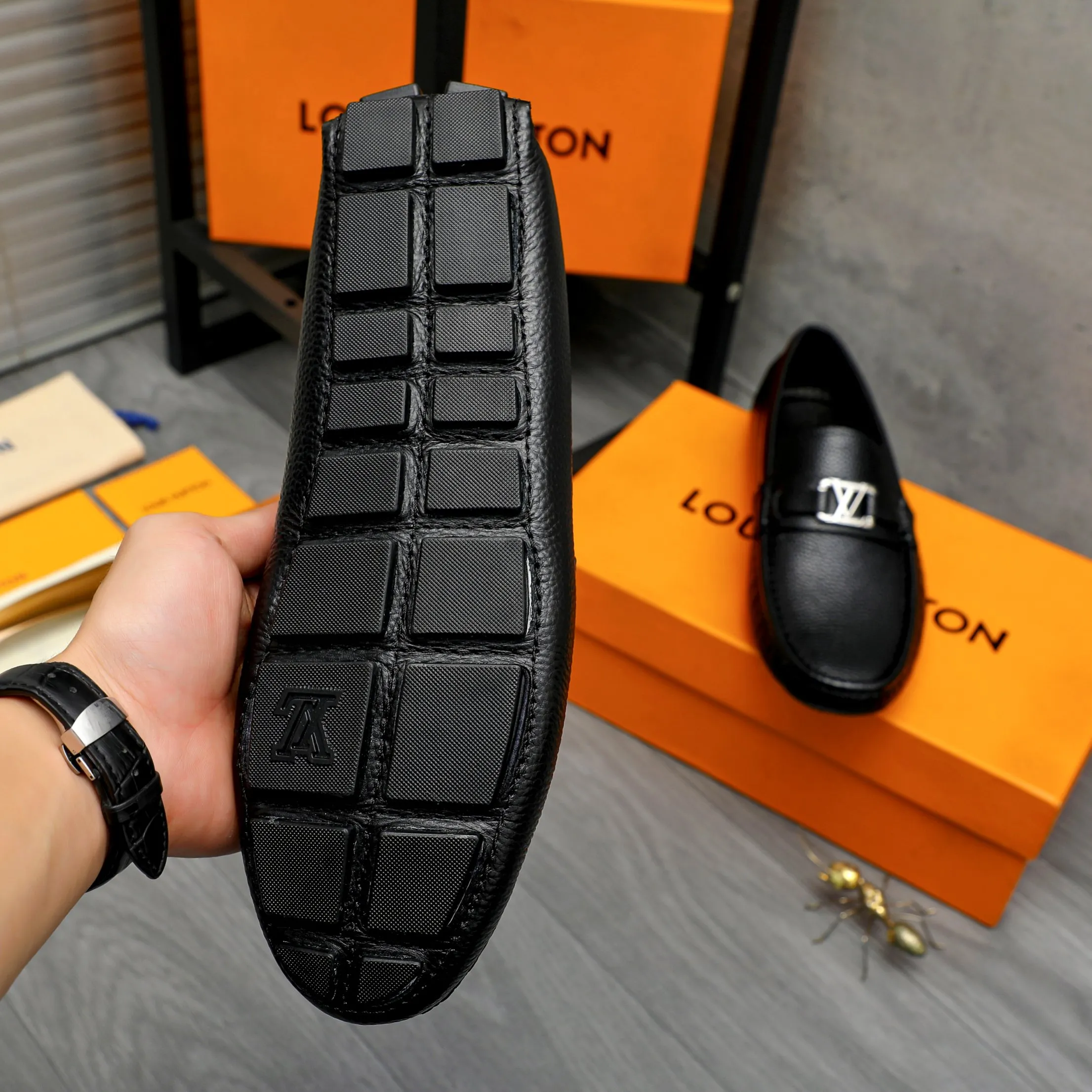 Men's shoes 💰p420 Product trademark: LV (Louis Vuitton) casual slip-on men's shoes Regular size: 38-44 Product materials: Selected pebbled cowhide upper, sheepskin lining, original rubber outsole